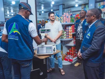 Un instantané de la visite des équipes de l’Aganor dans un commerce.