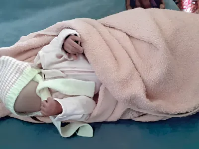 L’enfant après avoir reçu les premiers soins.