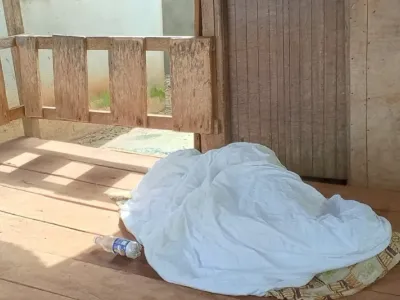 La dépouille de la Camerounaise recouverte d’un drap.