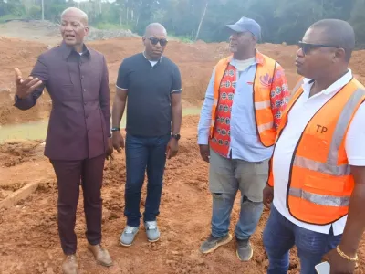 Bitam : le ministre des Eaux et Forêts, Maurice Ntossui Allogo, sur le chantier de Mebo'o,  la route qui relie la Guinée Équatoriale au Gabon.