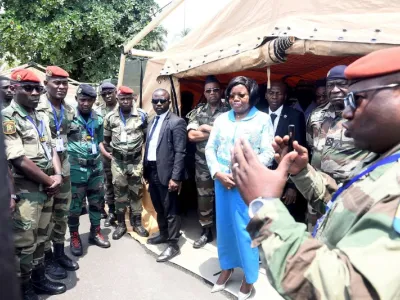 Brigitte Onkanowa, la ministre de la Défense attentive aux explications d’un agent lors de la visite des stands