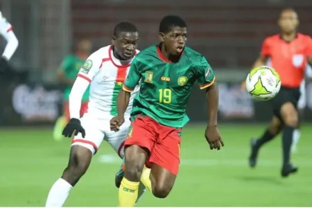 Une phase de jeu entre le Cameroun et le Burkina Faso.