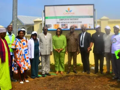 Le DG de la Caistab, Ismaël Gnamalengoungou Oligui, entouré des autorités de la commune de Bitam et du département du Ntem