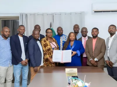 Camélia Ntoutoume Leclerq, ministre de l'éducation nationale et les 9 représentants provinciaux de SOS éducation lors de la signature d'un accord