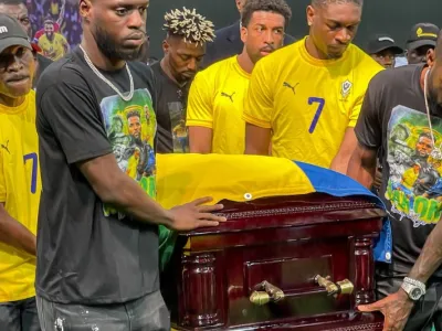 Alex Moucketou, Shavy Babicka, Sidney Obissa, Missi Mezu, Axel Meyé et Biyogo Poko portant le cercueil de Boupendza. © DR