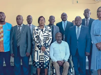 Le bureau directeur Cogesbicoph et la ministre des Affaires sociales, Awanang-Anato