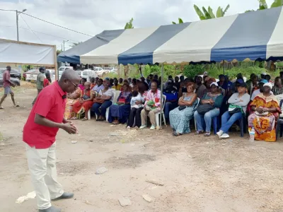Le collectif des occupants de terrains derrière Berthe et Jean lors de leur réunion