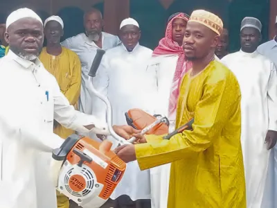 Une des dotations du couple Manfoumbi-Manfoumbi transmise par Muslim Moussi Moussi (d) à l’imam de la mosquée de Tchibanga.