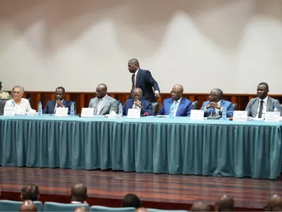 Les membres du gouvernement et les partenaires lors de la conférence de presse. © DR