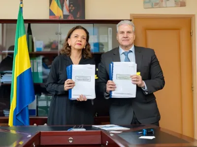 Pr Nkana Ayo-Bivigou, ministre de la santé lors de la signature du contrat de partenariat portant réalisation du projet de l'hôpital “femmes-mères-enfants” à Ntoum