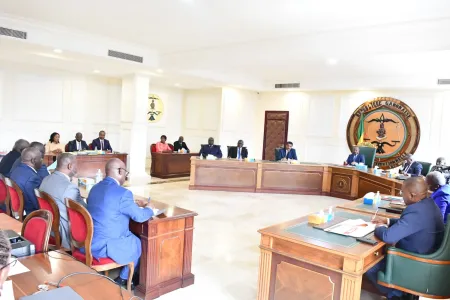 Les membres de l’ACER face aux juges constitutionnels.