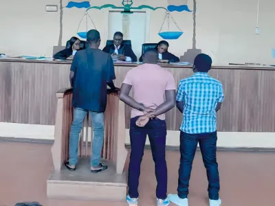 Le jeune Dash Ongala (polo noir) à la barre