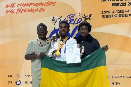 David Kambire Emane avec sa médaille d’or obtenue en Corée. 