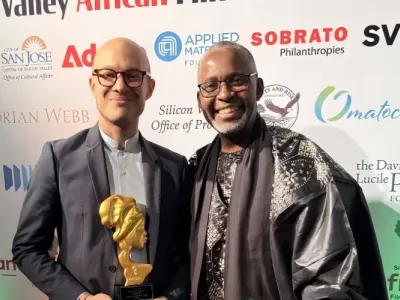 Le réalisateur gabonais David Mboussou, son trophée entre les mains