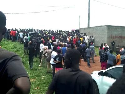 Une foule émue a assisté au transfert de la dépouille vers une maison des pompes funèbres