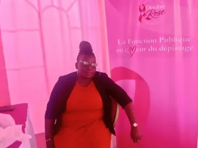 Une femme agente publique pour se faire dépister.