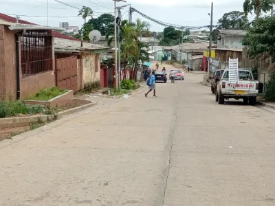 Ici, les habitants qui ont accueilli avec un immense soulagement les travaux d’aménagement de la voie menant à leur quartier, sont confrontés à des difficultés d’alimentation en eau potable inextricables.