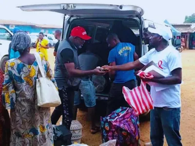 Distribution des capotes à la Gare routière de Tchibanga. Mihindou Mihindou ©
