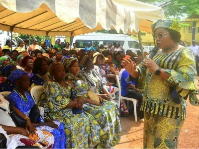 Moment d’échanges entre la ministre Fouéfoué Sandjoh et les femmes d’Oyem. © DR