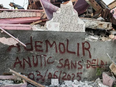 La date sur ce mur montre que les gens impactés étaient informés d’un déguerpissement imminent. © Minkoh Malkolm