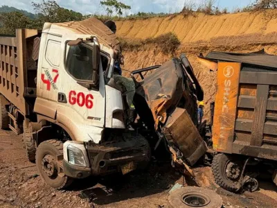 Les deux camions au sortir de l’impact mortel à Franceville