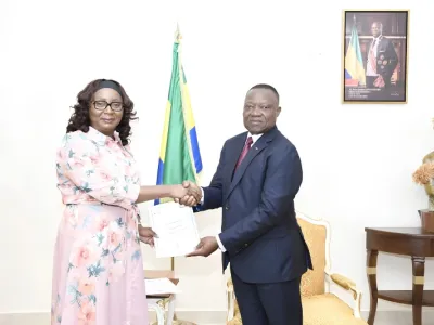 Le président de la Cour constitutionnelle, Dieudonné Aba’a Owono, remettant l’accord d’engagement conjoint à la ministre des Affaires étrangères, Marie-Edith Tassyla-Ye-Doumbeneny.