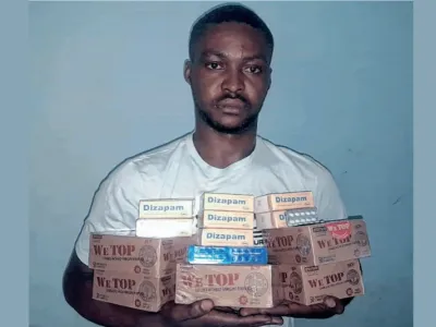 Isaac Ndong Ella Missamba tenant son stock de produits prohibés