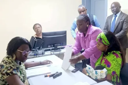 Une artiste recevant son bon de caisse au titre de paiement des droits d’auteur.
