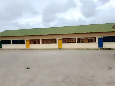 L’une des écoles publiques de Gamba, toujours fermées.