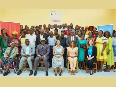 Enseignants et officiels lors du lancement de la formation au numérique.