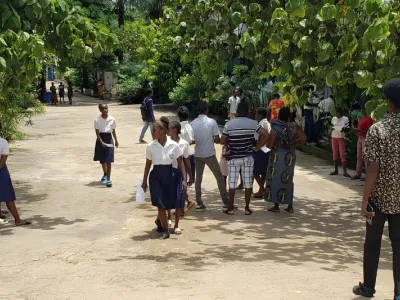 Jour de remise de bulletins de notes dans un établissement secondaire de Lambaréné