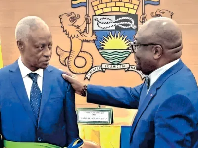 Eugène Mba installé dans son fauteuil par le ministre de l’Intérieur, Adrien Nguema Mba.