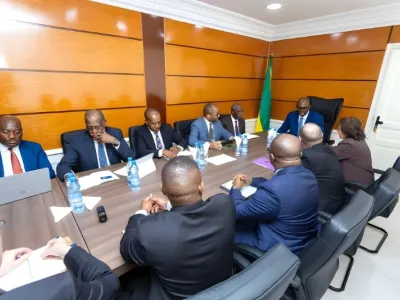 Thierry Minko, ministre de l'économie et une délégation du FMI