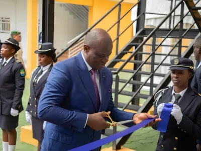 Le président de la République coupant, hier, le ruban inaugural du siège du FORSEG à Libreville