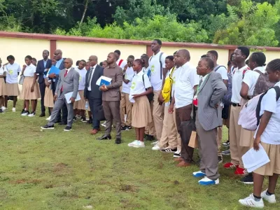 Élèves et responsables d'alibandeng