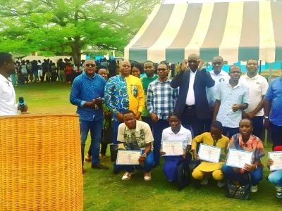 Yves Fernand Manfoumbi en soutien au Lycée Paul-Marie-Yembit