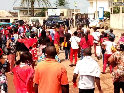 La foule des agents publics amassée devant le ministère de la Fonction Publique. | CNB