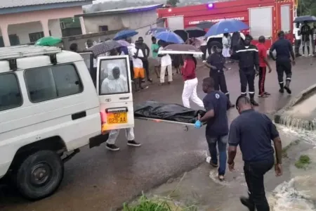 La dépouille d’Owen Ndoumou transportée vers les pompes funèbres.