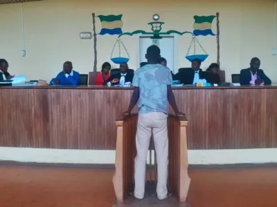 V.D.M.N. lors de sa comparution devant le tribunal des mineurs.