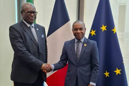 Poignée de main entre Régis Onanga Ndiaye ( g) et Thani Mohamed Soilih