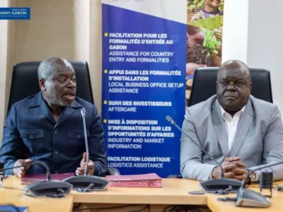Les deux signataires, Ghislain Moandza Mboma de l’ANPI (g) et Fernand Epigat de la DGCL.
