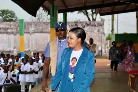 La candidate Gninga Chaning Zenaba lors de son meeting à Mouila.