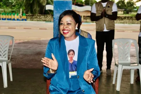 La candidate Gninga Chaning Zenaba, lors de son meeting à Mouila.