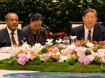 Le président du CESEC, Guy Bertrand Mapangou accompagné du président du Conseil économique et social de Chine, Wang Dongfeng.
