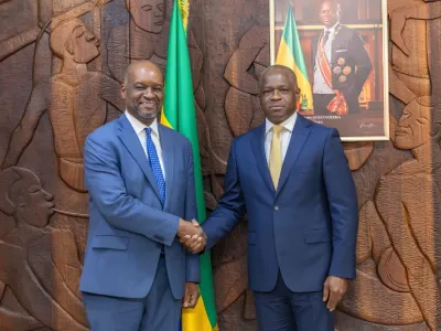 Hermann Immongault, vice-président du gouvernement gabonais et Régis Olivier N'Sondé