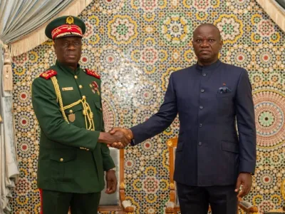 Les chefs d’État de la Guinée-Bissau, Horta Inta-A Na Man (à gauche) et du Gabon, Brice Clotaire Oligui Nguema.