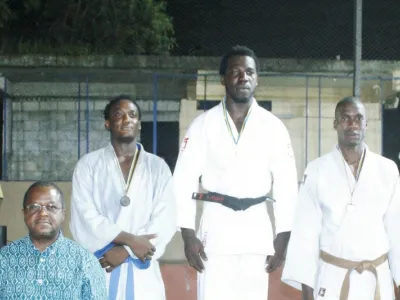 Le président de la Fégajudo, Hugues Désiré Boguikouma (à gauche), posant avec quelques athlètes médaillés