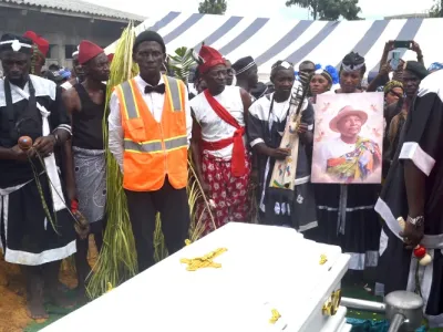 Un instantané de l’inhumation de Jean-Baptiste Obame Emane dans sa concession