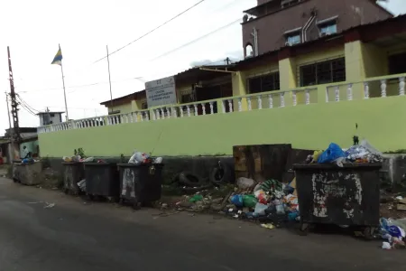 Une vue des poubelles débordant de détritus au pied du mur de la Direction provinciale de la culture, des arts et de l’éducation civique de l’Estuaire, à Akébé.