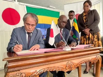 Les deux personnalités lors de la signature de convention du don.